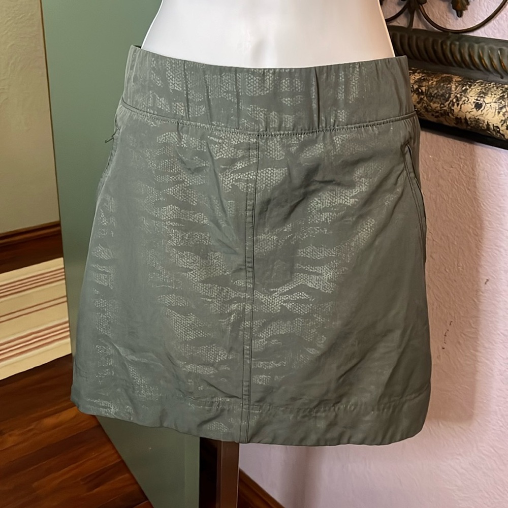EUC Orvis Skort-Light camouflage green pull on- pockets Sz S